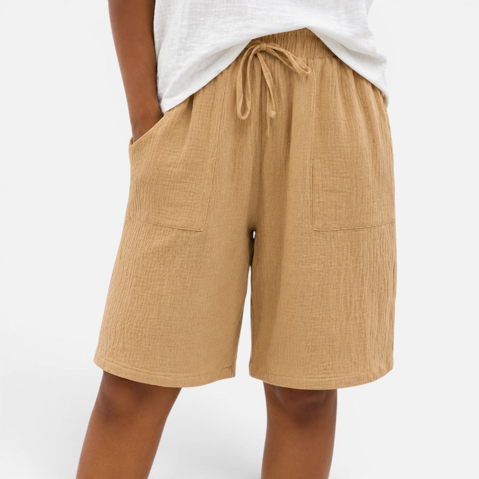 Pantalón corto elástico, cintura con cordón, hasta la rodilla